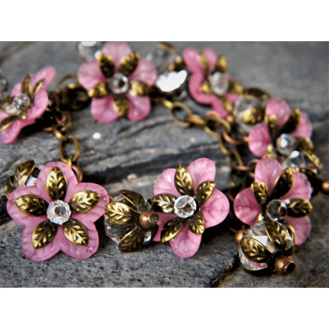 Pink floral bracelet with vintage style and glass beads.